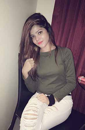 Aditi, housewife escort on Veera Desai Road Andheri West